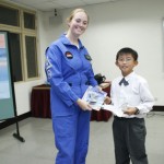 Ms. Sheffield頒獎給第一位完成太空梭模型的同學