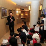 普台八年級的孩子們專注地聽著老師解說楊常婉校長的油畫作品