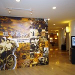 泛黃老照片的情境佈置牆，無聲訴說著台灣早期的交通工具